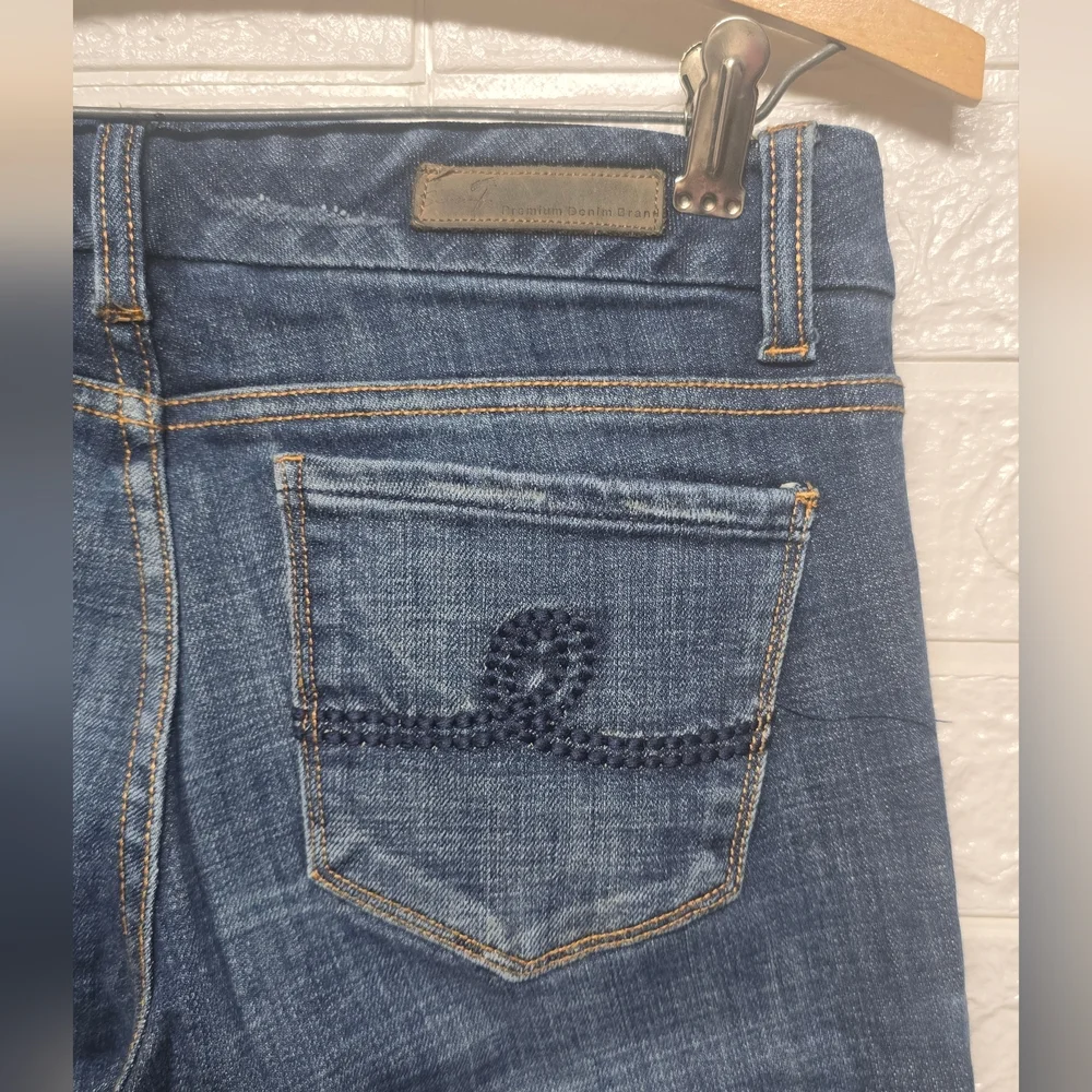 Women's Distressed Premium Cotton Blue Denim Jeans By Seven7 Size 30 - Picture 4 of 12